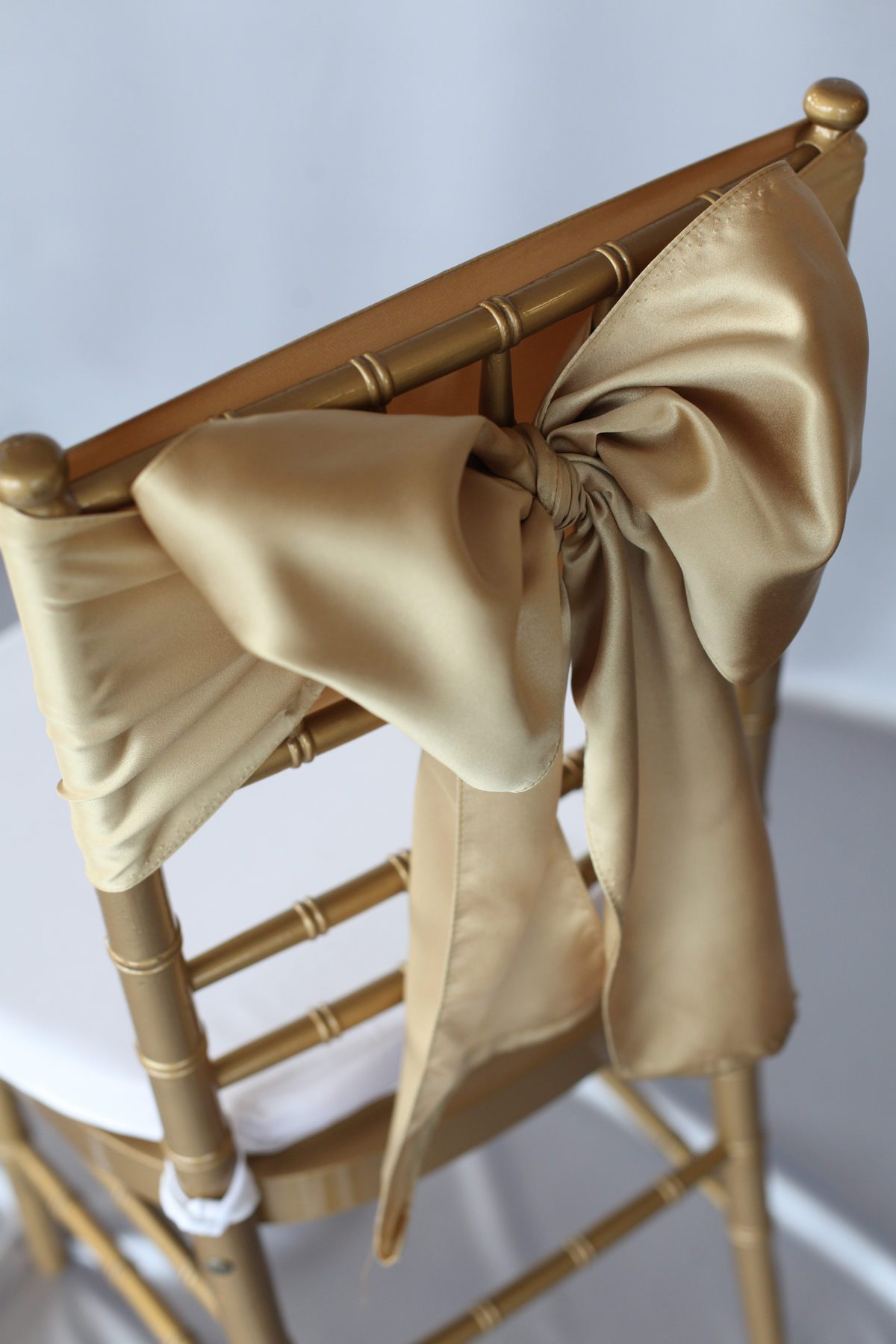 How To Tie A Perfect Bow On A Chair At Terry Betts Blog